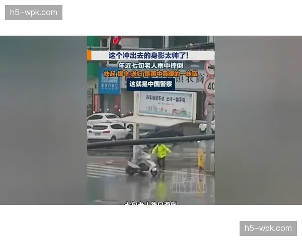 暖心一幕：小球童为摔倒球员递上水瓶